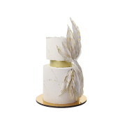 Торт белый с золотым акцентом и лепестками - 1 изображение